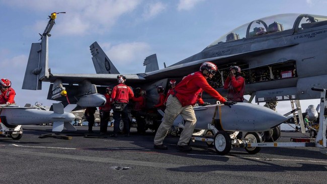Foto: Trump Bantah Kondisi Awak USS Abraham Lincoln Memburuk: Belum Cukup Lama | Pifa Net