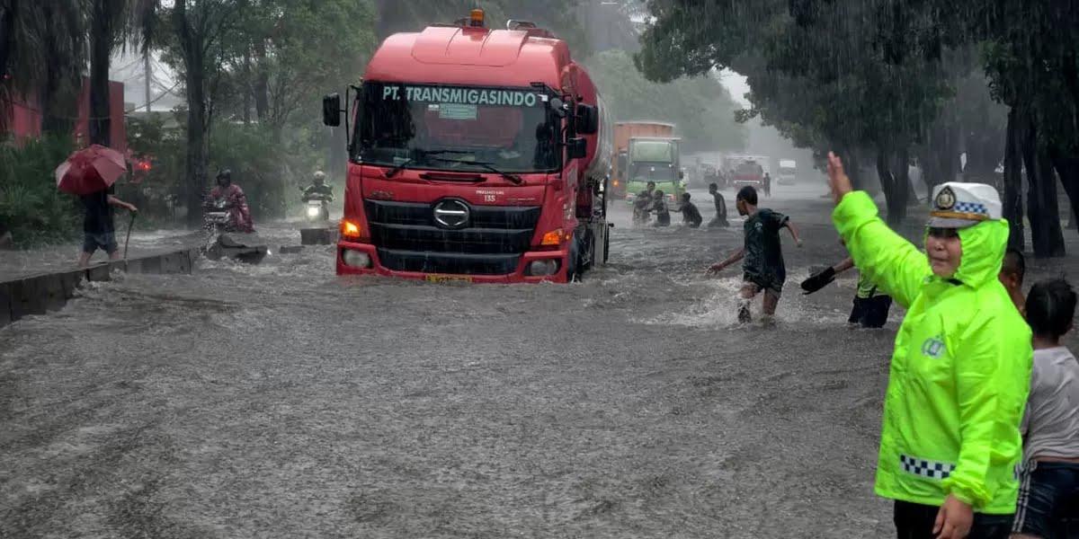 Foto: Hujan Deras Sejak Rabu, BPBD DKI Sebut Banjir di Jaktim dan Jakbar Capai 1,5 Meter | Pifa Net