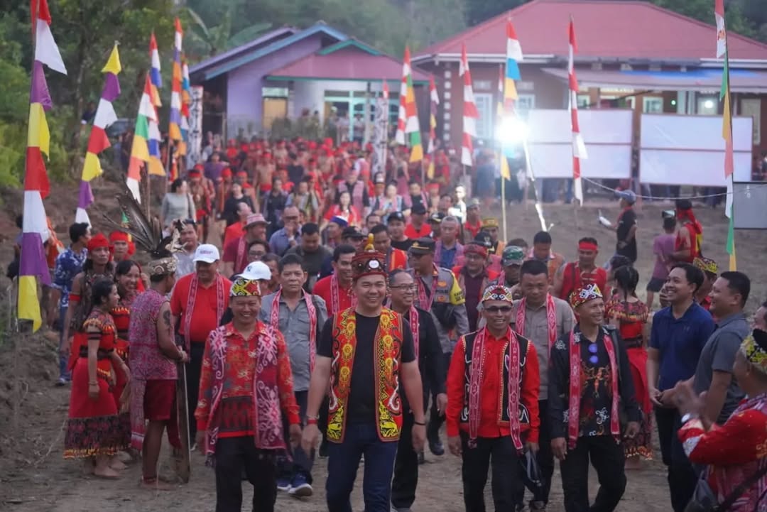 Bupati Kapuas Hulu, Fransiskus Diaan, S.H., M.H., saat hadir dalam acara adat Sejiham Ningkau. (Dok. Istimewa) 