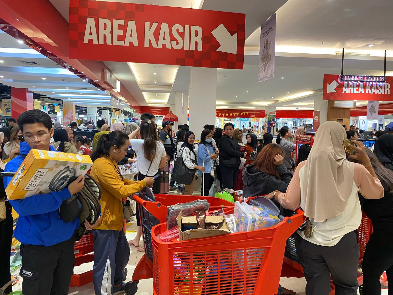 Foto: Transmart Kubu Raya Tutup 30 April, Warga Datang Ramai-Ramai Berburu Diskon | Pifa Net