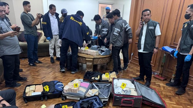 Foto: Polisi Sita Emas 74 Kg dan Valas Rp476 Miliar dari Brankas Tersembunyi di Rumah Sentul | Pifa Net