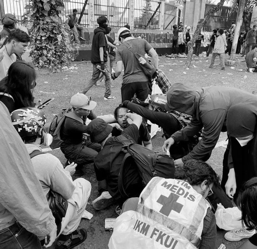 Foto: Tiga Mahasiswa UI Terluka dalam Aksi Tolak Revisi UU TNI di DPR | Pifa Net