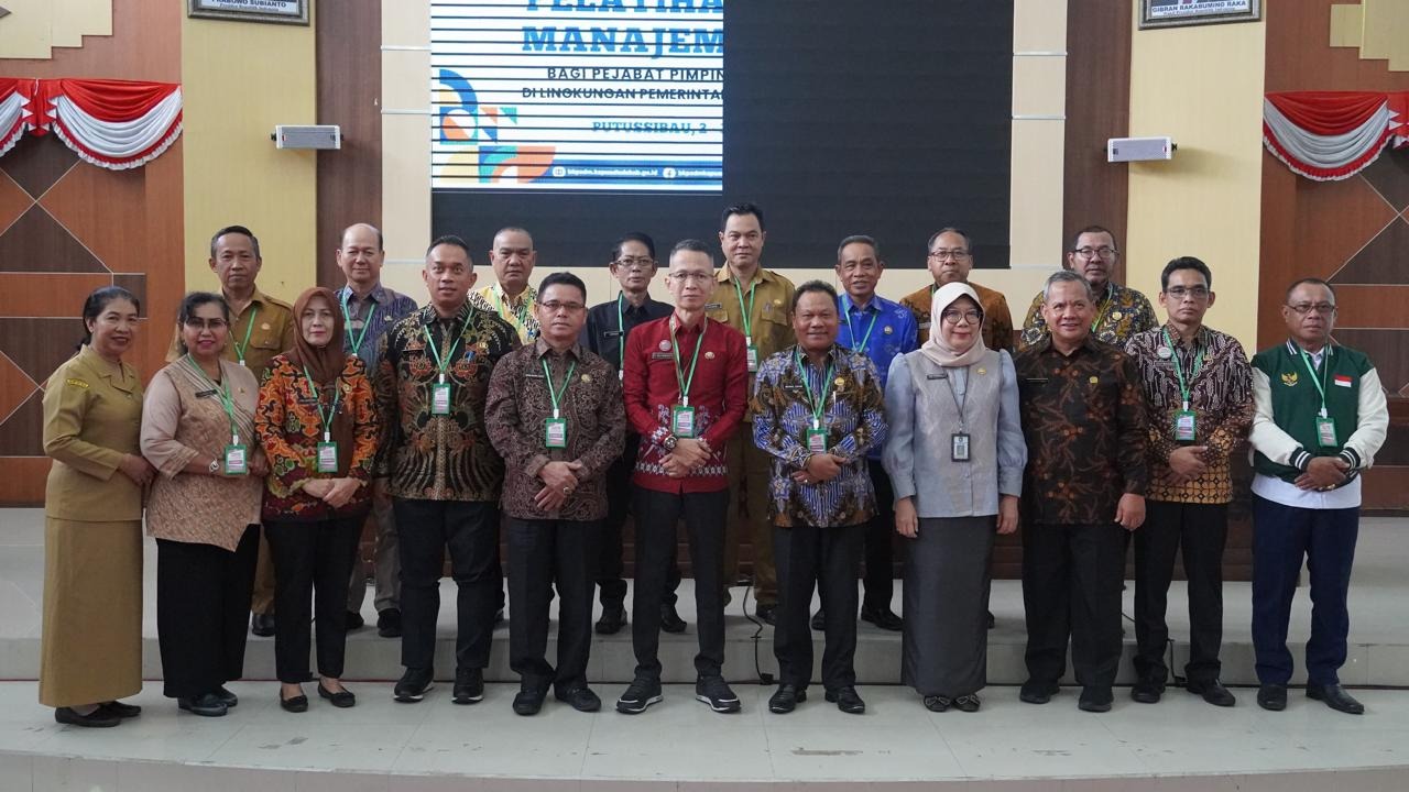 Sekda Kapuas Hulu bersama ASN peserta Pelatihan Manajemen Stres Tahun 2024. (Dok. Prokopim Kapuas Hulu)