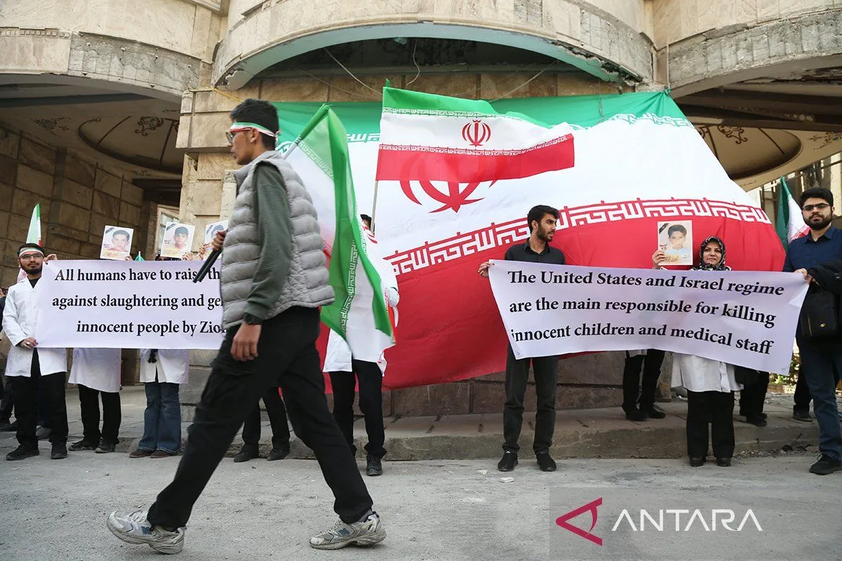Petugas medis ikut serta dalam sebuah aksi di depan sebuah rumah sakit yang rusak akibat serangan AS-Israel, di Teheran, Iran, Sabtu (7/3/2026). /ANTARA/Xinhua/Shadati/aa.