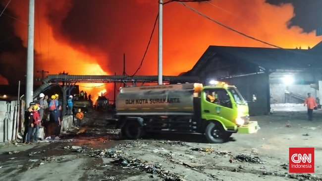 Foto: TPA Putri Cempo Solo Terbakar Hebat, Puluhan Mobil Damkar Dikerahkan | Pifa Net