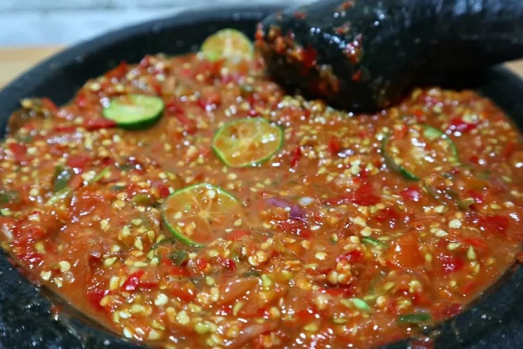 Resep membuat sambal terasi yang cocok untuk pecinta makanan pedas. (Finna Food)