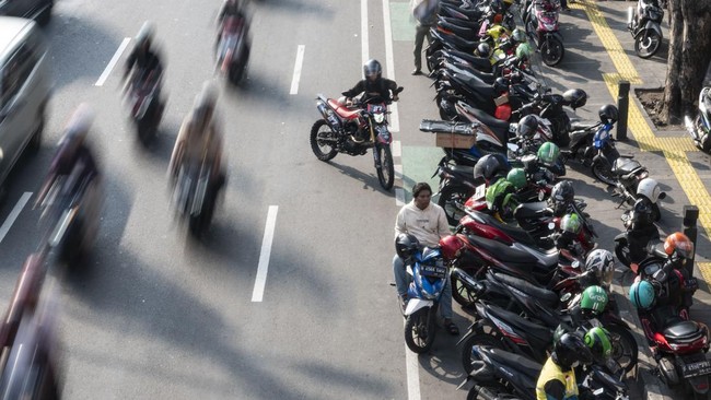Foto: Viral Ojol Minta Motor Tak Diangkut, Dishub Jaktim Jelaskan Penertiban Parkir Liar | Pifa Net