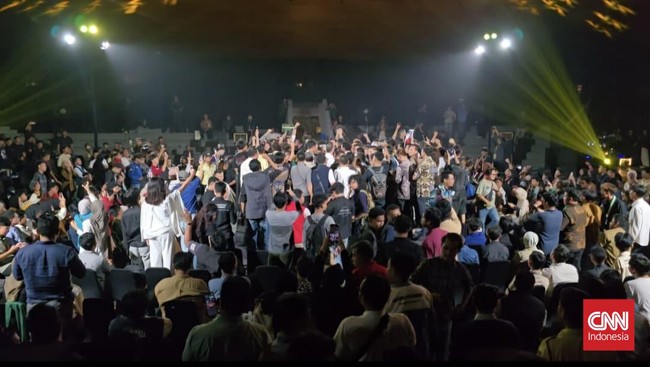 Foto: Mahasiswa Geruduk Forum Diskusi Pejabat di UGM, Acara Berujung Ricuh | Pifa Net