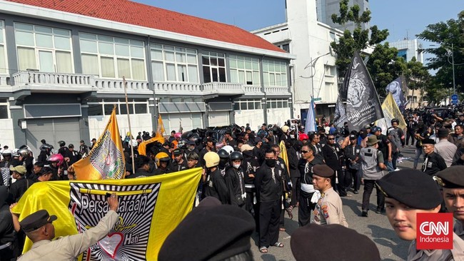 Foto: Ribuan Pesilat PSHT Datangi Mapolrestabes Surabaya, Desak Pelaku Pembacokan Ditangkap | Pifa Net