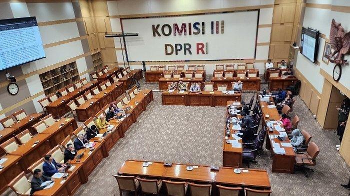 Foto: Komisi III DPR RI Bahas Draf RUU KUHAP: Siaran Langsung Sidang Dilarang Tanpa Izin hingga Pemeriksaan Tersangka Tak Wajib Direkam CCTV | Pifa Net
