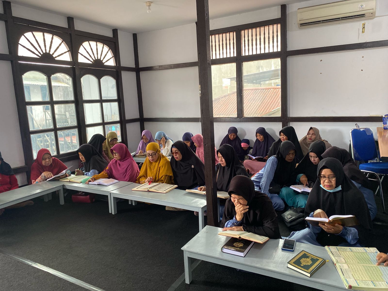 Foto: Emak-emak Mualaf di Pontianak Tadarus Al-Quraan Selama Ramadhan | Pifa Net