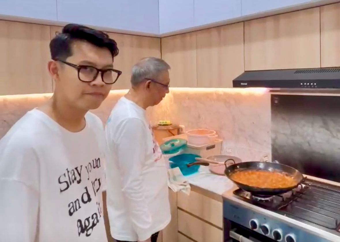 Foto: Sutarmidji Jawab Tantangan YouTuber Hobby Makan Masak Sambal Udang Serai Khas Mempawah | Pifa Net