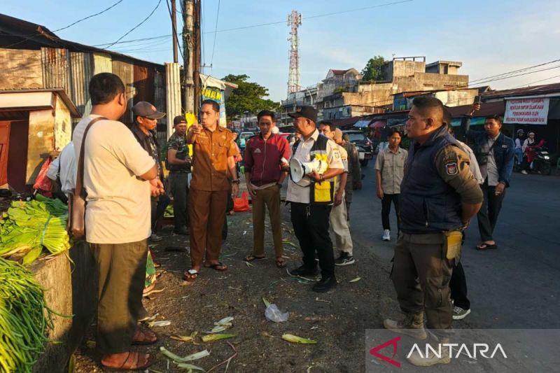 Foto: Perumda Pasar Makassar Tertibkan PKL di Pasar Pannampu, Cegah Kemacetan | Pifa Net