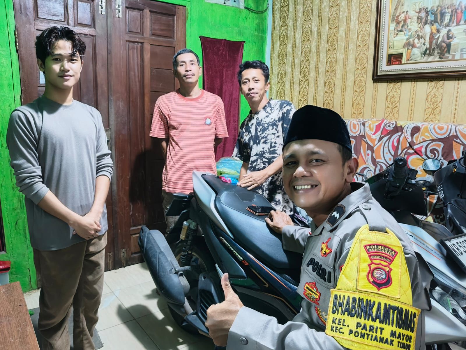 Momen saat Tiktokers Riezky Kabah yang menghina profesi guru diamankan polisi. (Gosip Pontianak)