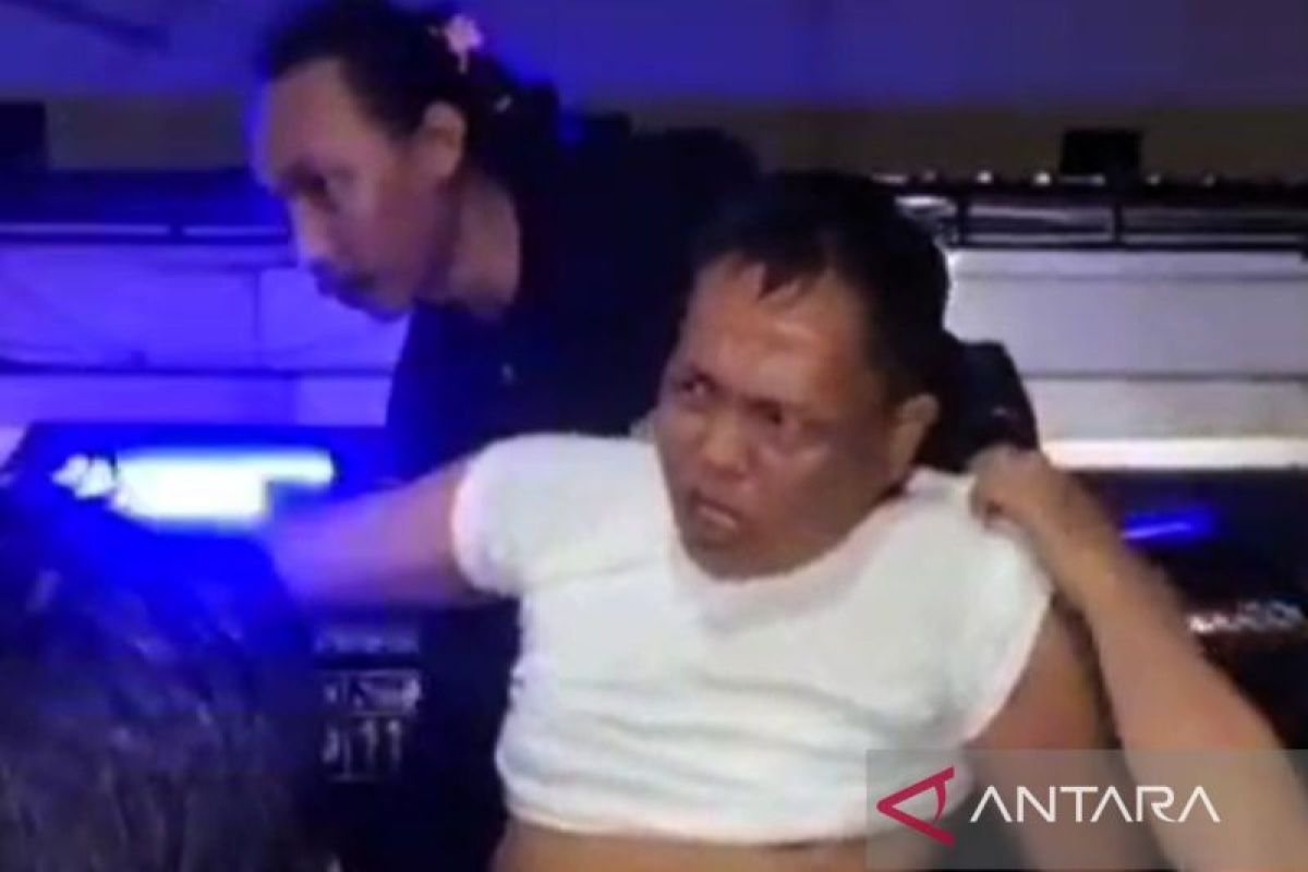 Pelaku penyekapan disertai pemerkosaan korban wanita asal Kaltara inisial FR (tengah) meringis kesakitan usai kakinya ditembak saat hendak kabur saat tiba di RS Bayangkara Makassar, Sulawesi Selatan.
