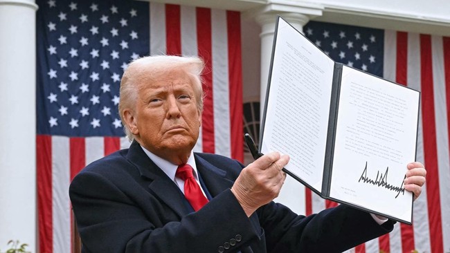 Pengadilan AS Izinkan Tarif Global Trump Berlaku Sementara. AFP