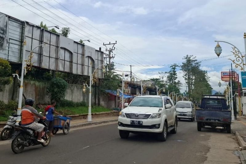 Trotoar Jalan Perintis Kemerdekaan, Cianjur, Jawa Barat, mulai ditata agar layak dilalui pejalan kaki setelah statusnya berubah dari jalan nasional menjadi jalan milik kabupaten.ANTARA/Ahmad Fikri.