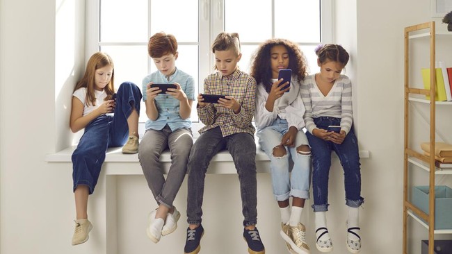 Foto: Aturan Turunan PP Tunas Berlaku 28 Maret, Akun Medsos Anak di Bawah 16 Tahun Akan Ditutup Bertahap | Pifa Net