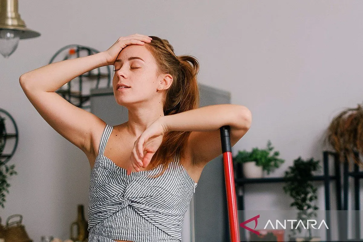 Ilustrasi - Seorang wanita yang kurang tidur. (Pexels/SHVETS production/am)