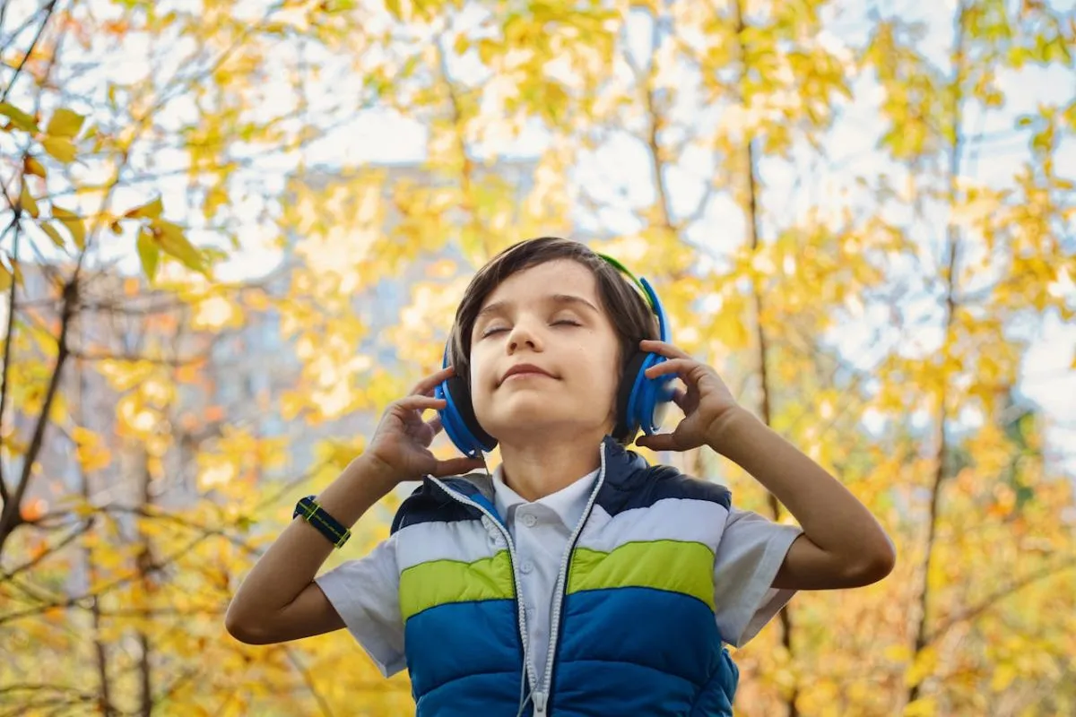 Ilustrasi anak-anak mendengarkan musik. (Pexels/Jonas Mohamadi)