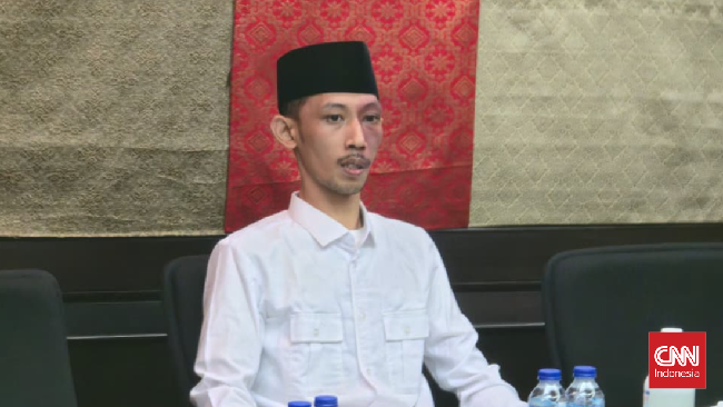 Foto: Main Game Saat Rapat, Anggota DPRD Jember Dijatuhi Sanksi Teguran Keras oleh Gerindra | Pifa Net