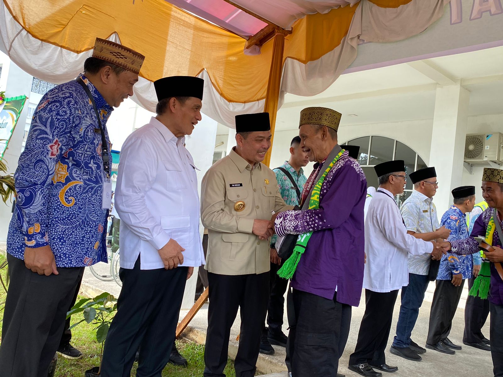 Foto: Wamenag RI Lepas 159 Jemaah Haji Sambas, Kloter Perdana Kalbar Siap Berangkat ke Tanah Suci | Pifa Net