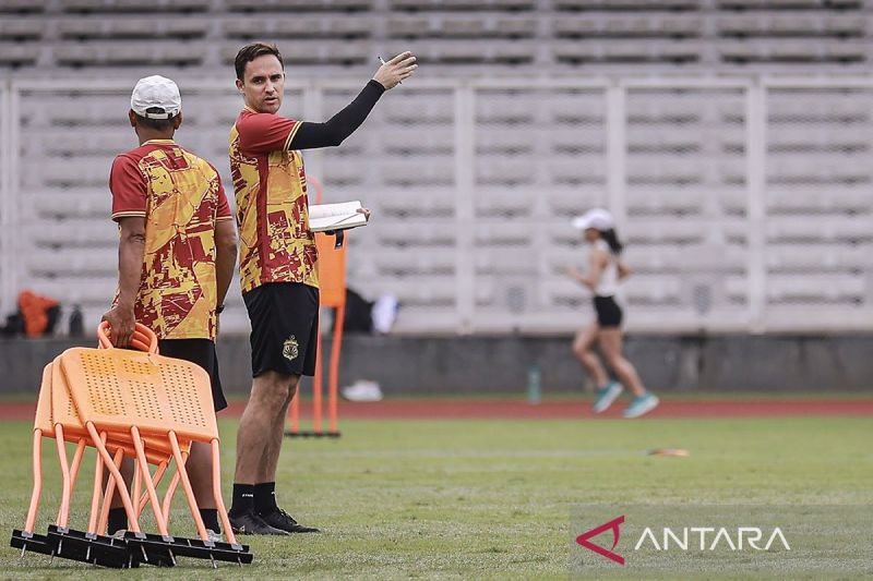 Arsip foto - Pelatih Bhayangkara Presisi Lampung FC Paul Munster (kedua kiri) memimpin sesi latihan di Stadion Madya GBK, Senayan, Jakarta, Jumat (27/6/2025). ANTARA FOTO/Dhemas Reviyanto/bar/aa.