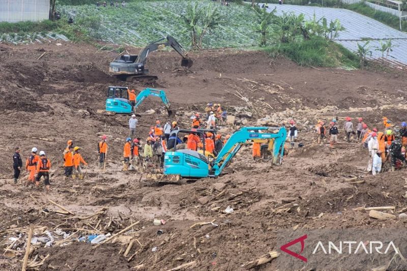 Foto: Evakuasi Longsor Pasirlangu Bertambah, Tim SAR Temukan Empat Kantong Jenazah di Hari Kedelapan | Pifa Net