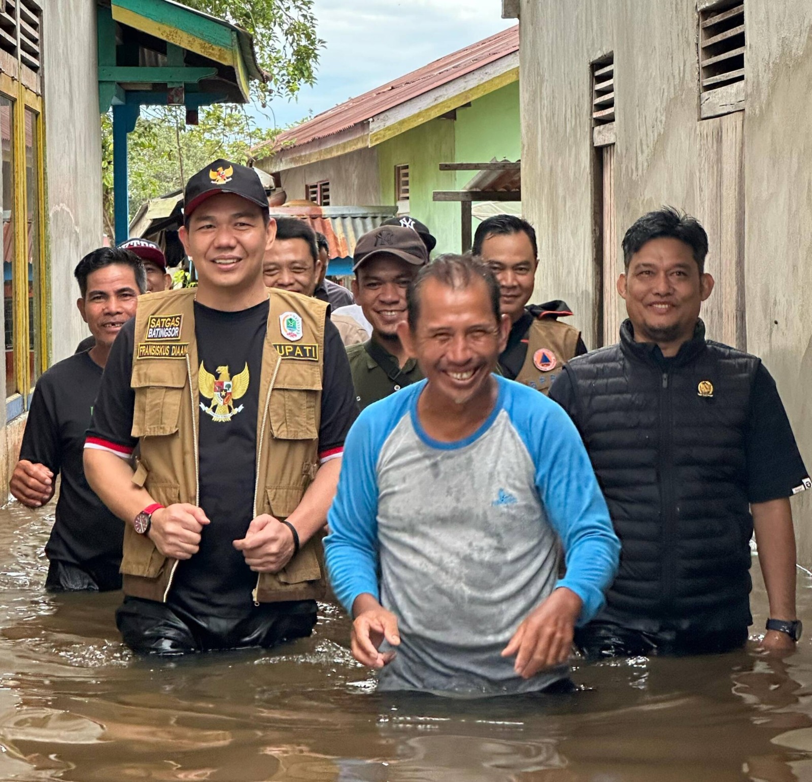 Foto: Bupati Kapuas Hulu Tinjau Lokasi Banjir dan Serahkan Bantuan kepada Korban | Pifa Net