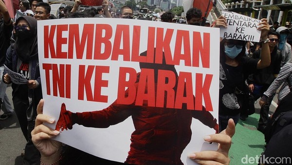 Foto: Mahasiswa Kembali Gelar Aksi Tolak UU TNI di DPR Hari Ini | Pifa Net