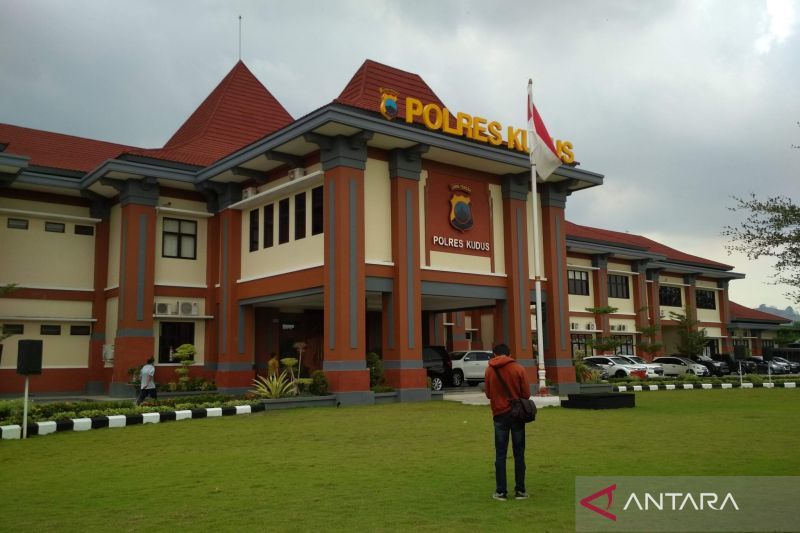 Foto: Bupati Pati Sudewo Diperiksa KPK di Polres Kudus, Tim Lanjut ke Semarang | Pifa Net