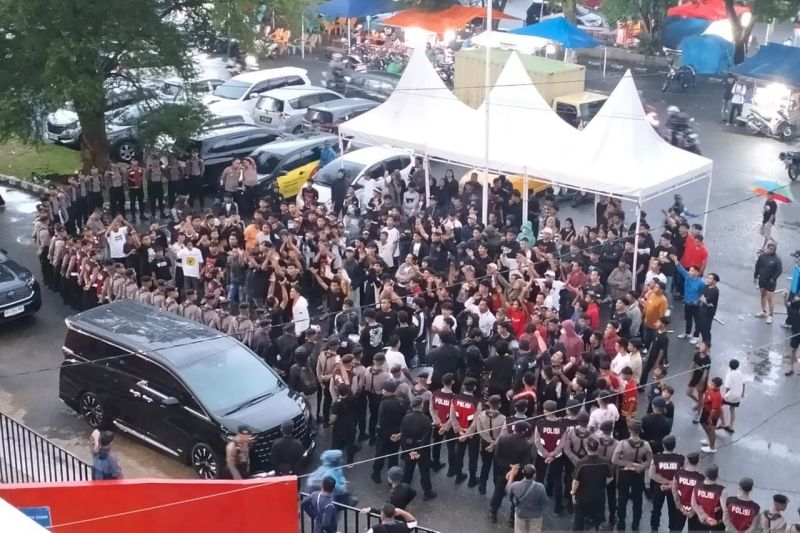 Para pendukung Semen Padang FC menyampaikan aspirasi usai klub asal Kota Padang itu kalah 0-2 atas Persijap Jepara di Padang, Senin, (20/4/2026). (ANTARA/Muhammad Zulfikar)