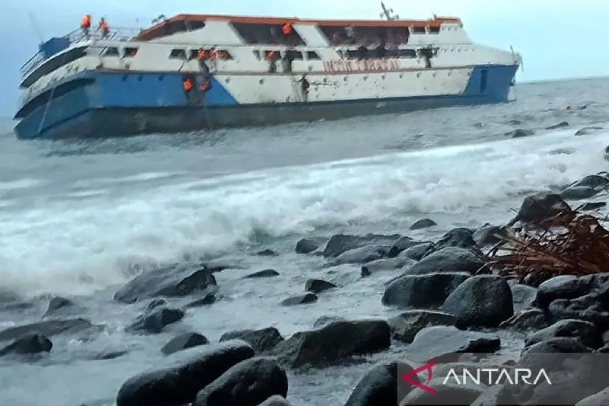 Foto: KM Intim Teratai Karam di Perairan Pulau Makian, Tim SAR Lakukan Evakuasi Penumpang | Pifa Net