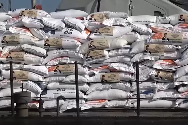 Foto: 50 Ton Beras Bantuan Presiden Tiba di Aceh, Publik Soroti Label Bergambar Wajah Presiden | Pifa Net