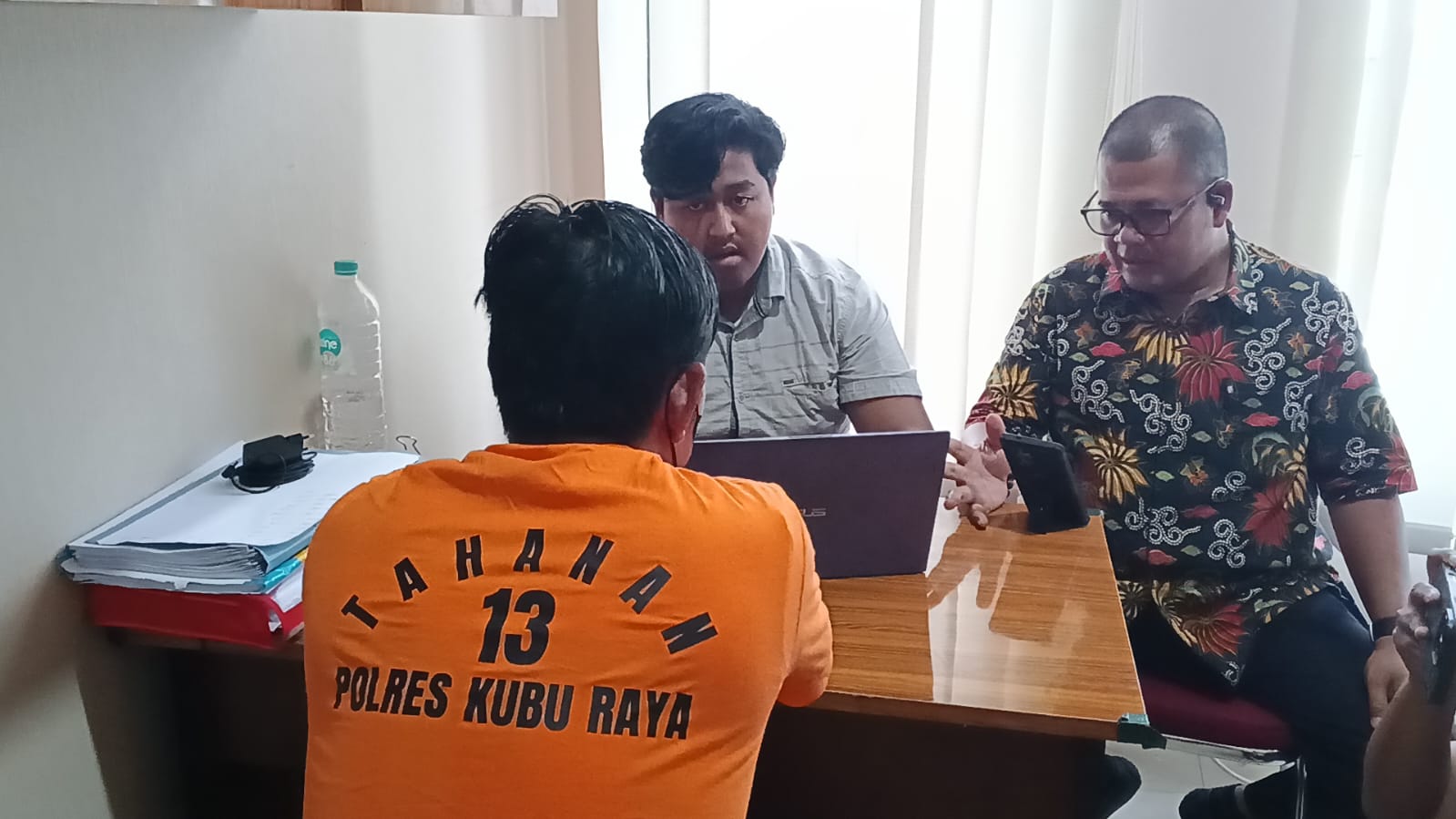 Foto: Ayah Kandung Ternyata Ada di Lokasi Saat Warga Evakuasi Bayi Dibuang di Kebun Kelapa Kubu Raya | Pifa Net