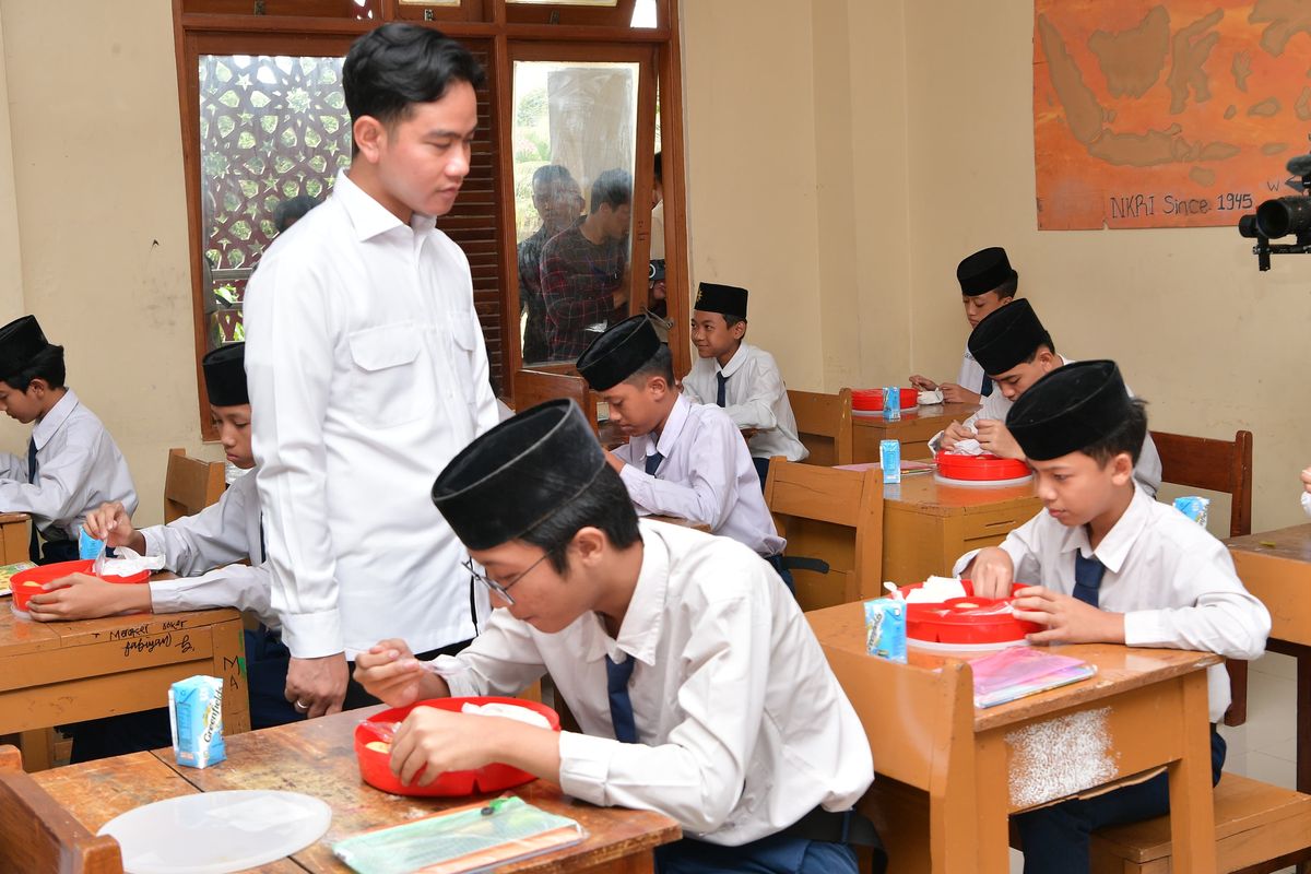 Foto: Gibran Pastikan Program Makan Bergizi Gratis Diterapkan di Pesantren | Pifa Net