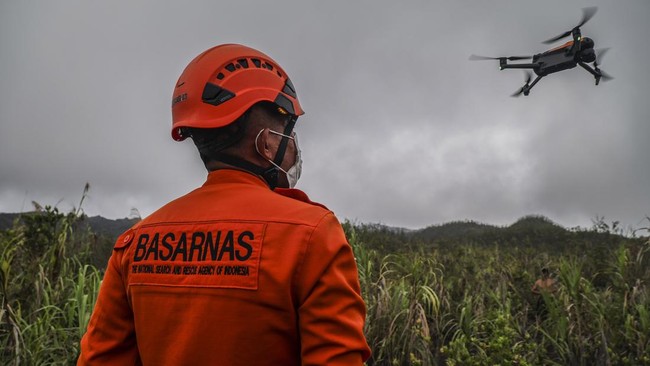Foto: Pendaki Alami Hipotermia di Gunung Kayu Satu Ambon Dievakuasi Tim SAR | Pifa Net