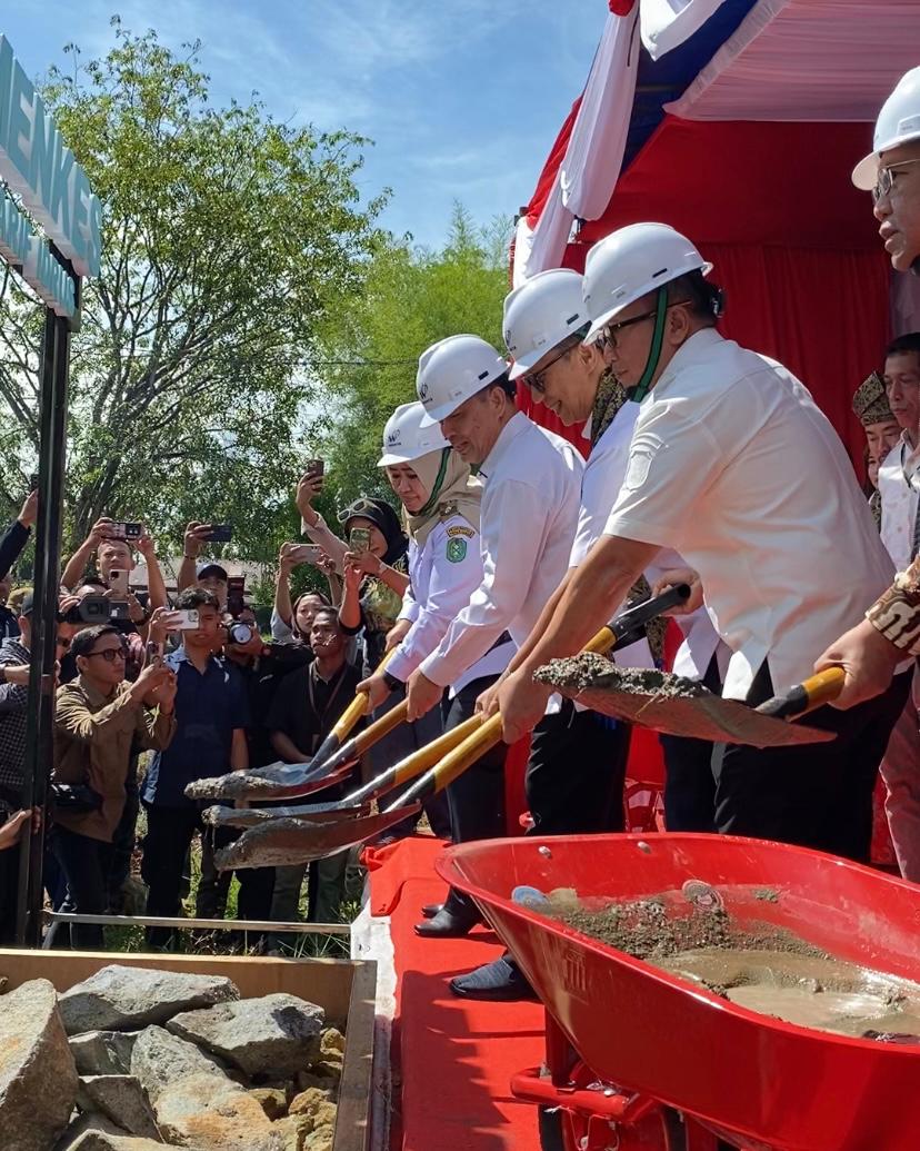 Foto: Menkes Budi Letakkan Batu Pertama RSUD Tuan Besar Syarif Idris Kubu Raya, Resmi Naik Status Jadi Tipe C | Pifa Net