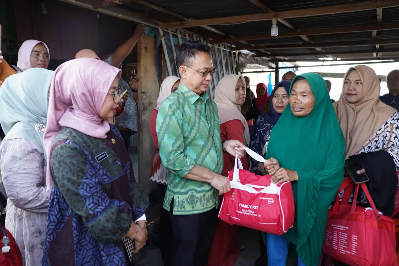 Foto: Rumah Warga di Pontianak Roboh Dihantam Ombak Kapal, Wali Kota Berikan Bantuan Darurat | Pifa Net