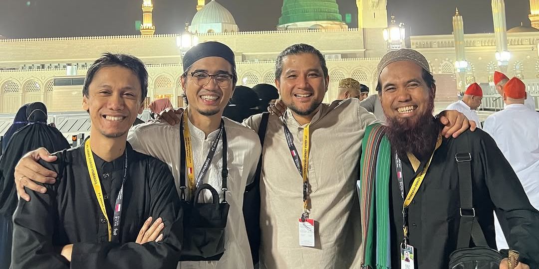 Foto: Personel Sheila on 7 Umrah Bareng, Netizen: Kisah Klasik untuk Masa Depan | Pifa Net