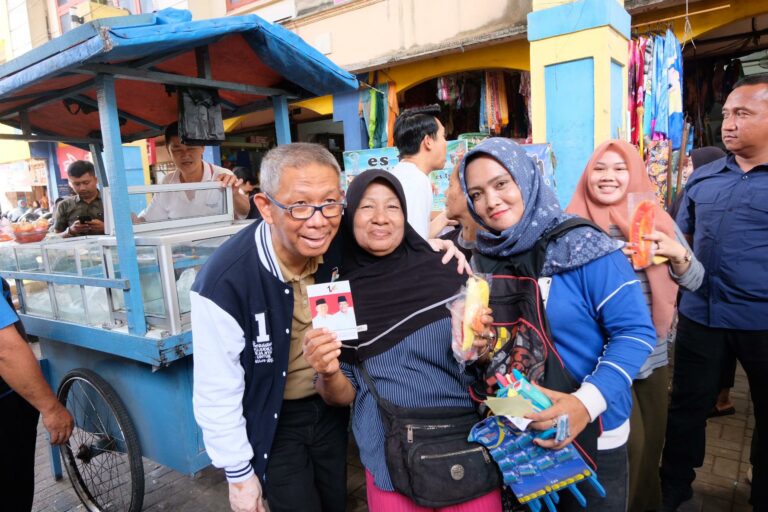 Foto: Sutarmidji Blusukan di Pasar Tengah Pontianak, Kenang Masa Jualan Koran Era 70-an | Pifa Net