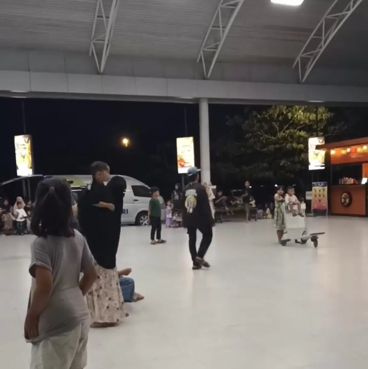 Foto: Petugas Bandara BIZAM Kesal Troli Penumpang Dijadikan Mainan Warga, Video Viral Picu Perdebatan | Pifa Net