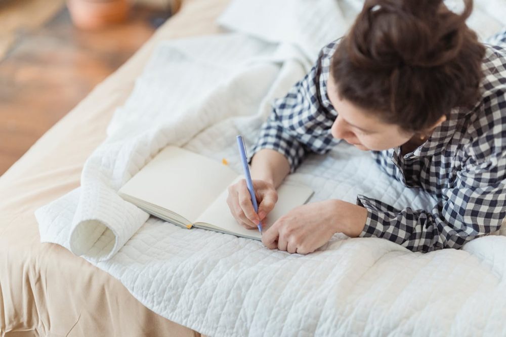 Foto: Manfaat Menulis Jurnal Sebelum Tidur, Bisa Bikin Lebih Nyenyak  | Pifa Net