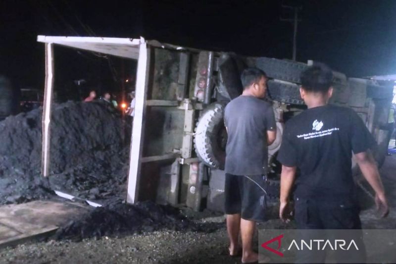 Foto: Truk Pengangkut Batu Bara Terbalik di Aceh Barat Akibat Pecah Ban | Pifa Net