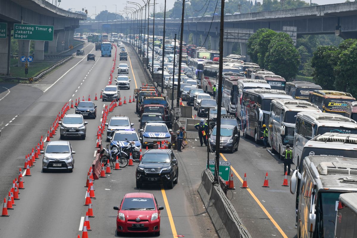 Arus Lebaran Padat, Contraflow Sempat Diterapkan di Tol Jakarta-Cikampek. Antara