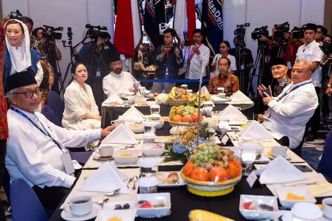 Foto: Jokowi dan Puan Maharani Satu Meja di Bukber NasDem | Pifa Net