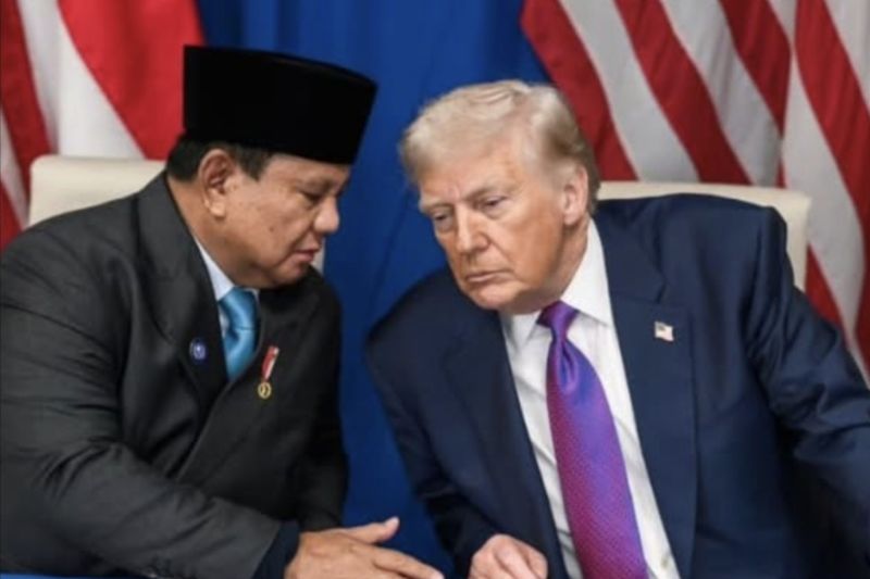 Presiden RI Prabowo Subianto (kiri) berdialog dengan Presiden Amerika Serikat Donald J. Trump dalam agenda penandatangan kerja sama perdagangan timbal balik di Washington D.C, Amerika Serikat, Kamis (