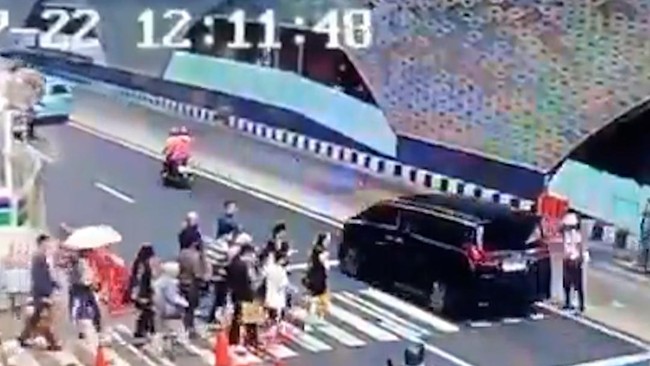 Foto: Alphard Terobos Pelican Crossing Bundaran HI Diduga Gunakan Pelat Nomor Bodong, Polisi Selidiki | Pifa Net