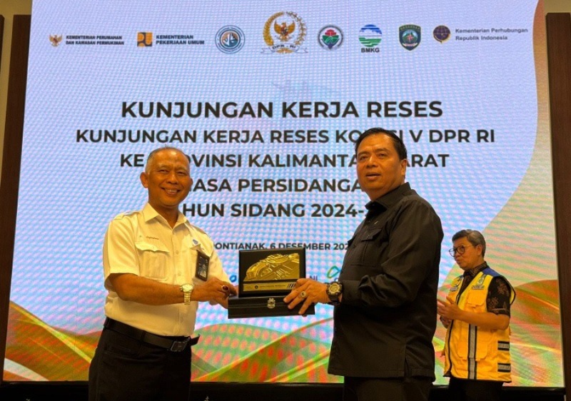 Foto: Keruk Sungai, Solusi Komisi V DPR RI Atasi Banjir di Kalbar | Pifa Net