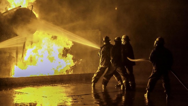Foto: Megamall Manado Terbakar, Satu Karyawan Tewas Terjebak di Lantai 6 | Pifa Net